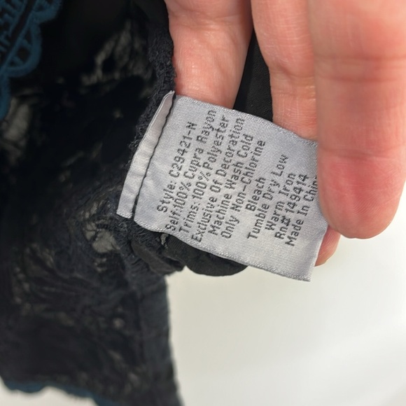 Johnny Was NWOT Croydon Black Embroidered Tunic size Medium - Picture 4 of 12